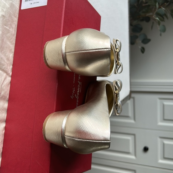Ferragamo Vara bow pump in metallic platinum and gold leather looks like a dream - Picture 9 of 16